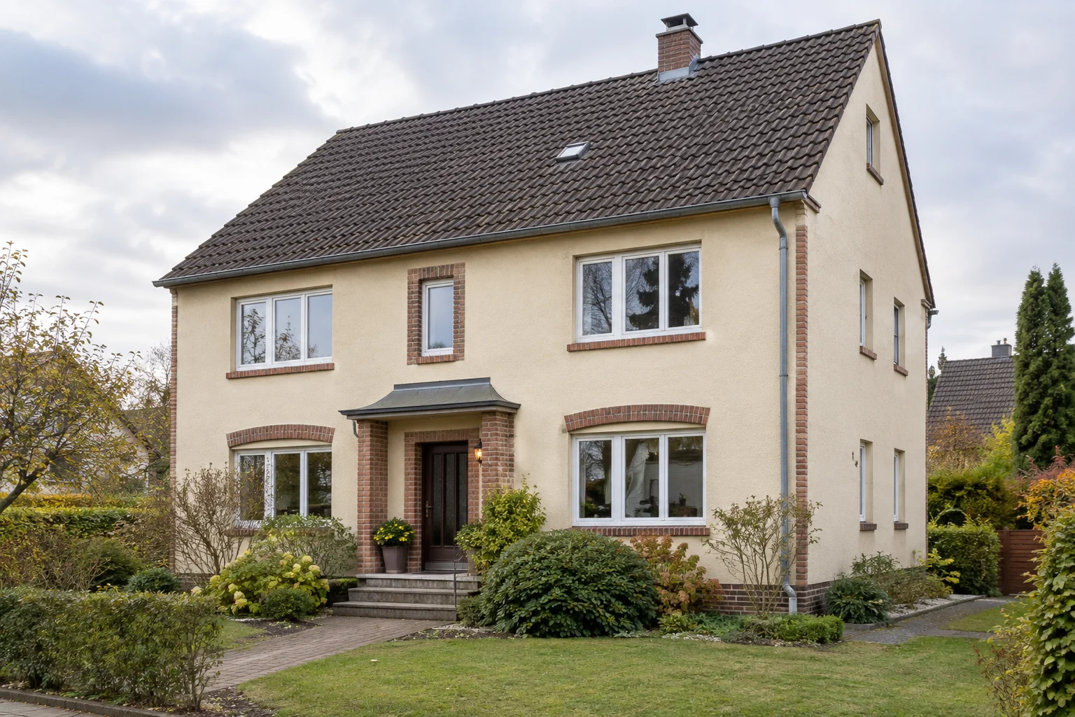 Älteres Wohnhaus mit Vorgarten und sichtbarem Hauseingang als Symbol für einen gemeinsamen Erbverkauf